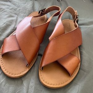 Universal thread crossover sandals